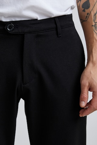 !Solid Tapered Chino Pants 'TOFred' in Black