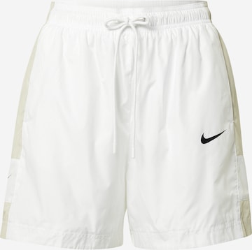 Pantaloni 'Essential' de la Nike Sportswear pe alb: față