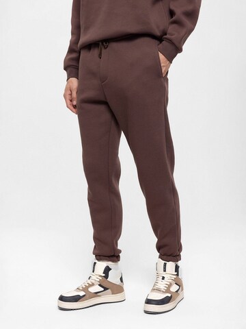 Antioch Tapered Broek in Bruin: voorkant