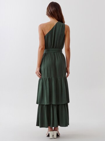 Tussah Φόρεμα σε πράσινο: πίσω
