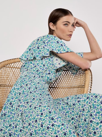 Robe Apricot en bleu