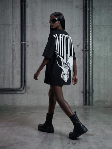 QWX2 Oversized shirt 'Watch Me' in Zwart