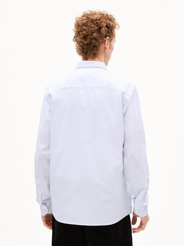 Coupe regular Chemise 'Quaasa' ARMEDANGELS en bleu