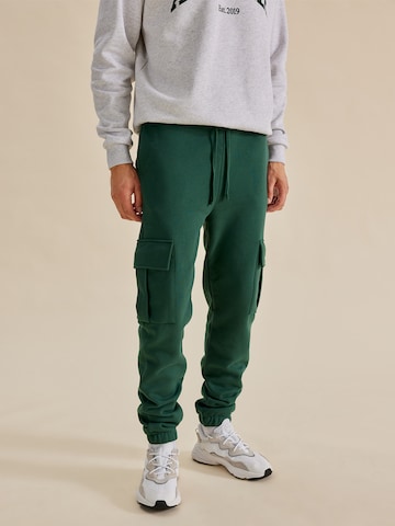 DAN FOX APPAREL - Tapered Pantalón cargo 'Taylor Heavyweight' en verde: frente