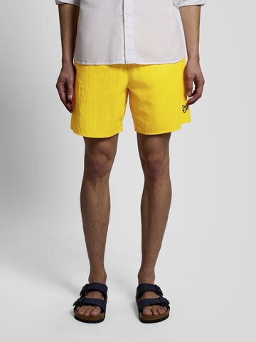 Lyle & Scott Loosefit Zwemshorts in Geel: voorkant