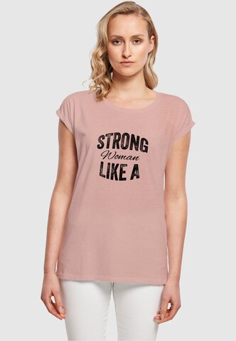 Merchcode T-Shirt 'WD - Strong Like A Woman' in Pink: predná strana