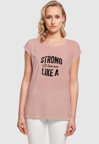 Merchcode T-Shirt 'WD - Strong Like A Woman' in Pink: Vorderseite