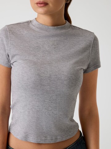 GUESS T-Shirt 'Licia' in Grau