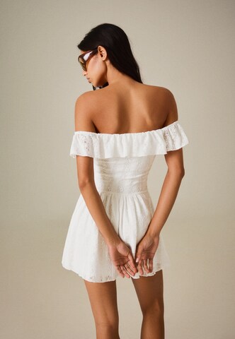 Rochie de vară de la Bershka pe alb