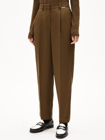 ARMEDANGELS Tapered Pleat-front trousers 'SANDRINAA' in Green: front
