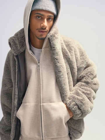 Geacă de iarnă de la Bershka pe gri