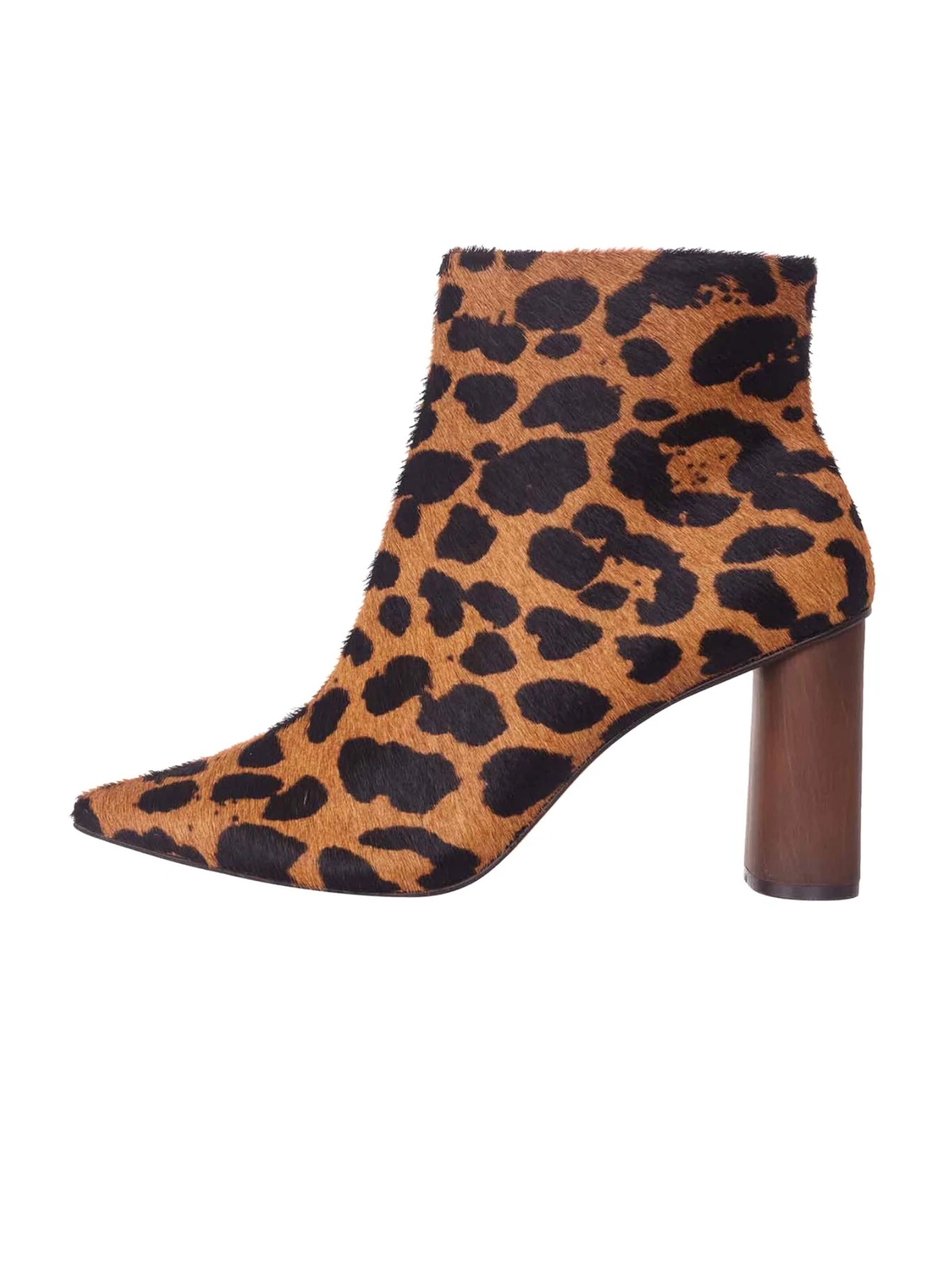 Mangara Atelier - Botas de tobillo en marrón: frente