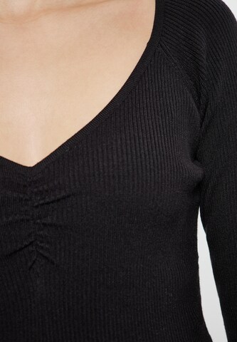 NAEMI - Camisa em preto