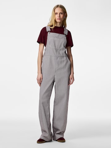 PIECES Regular Hängselbyxa 'PCAllo' i röd: framsida