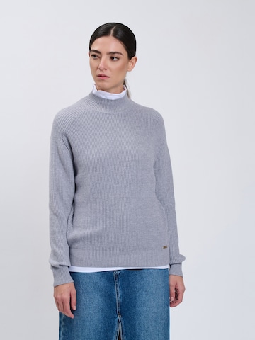 Pullover di Influencer in grigio: frontale