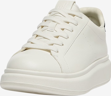 Pull&Bear Sneakers in White: front