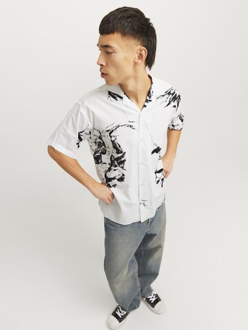 JACK & JONES Comfort Fit Πουκάμισο 'Palma Resort' σε λευκό