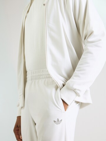 ADIDAS ORIGINALS Joggingová souprava 'TECH ESS' – šedá