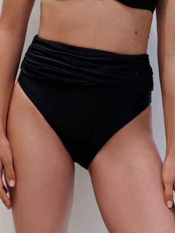 Mint Velvet Долнище на бански тип бикини в черно: отпред