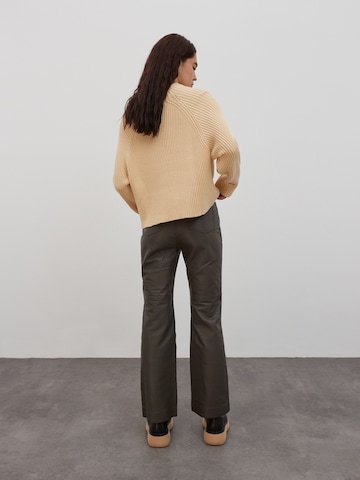 EDITED Pullover 'Yina' in Beige