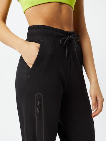 Tapered Pantaloni 'Tech Fleece' de la Nike Sportswear pe negru