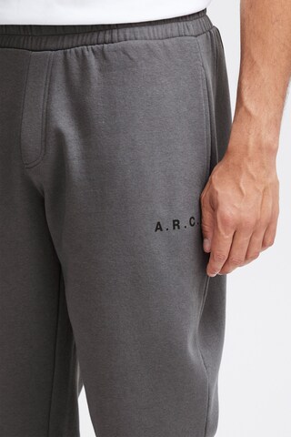 !Solid - Tapered Pantalón 'Hanso' en gris