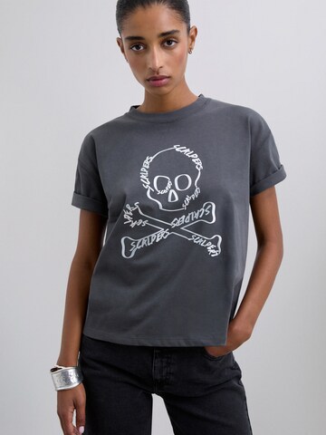 Tricou de la Scalpers pe gri