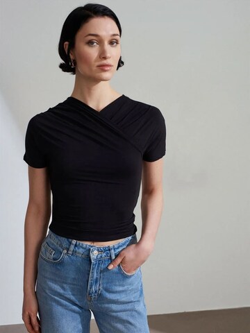 Dilvin Shirt in Black: front