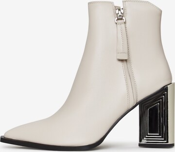 CESARE GASPARI Booties in White: front