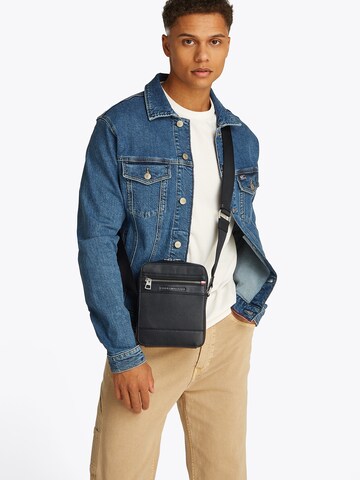 Geantă de umăr 'CENTRAL' de la TOMMY HILFIGER pe negru