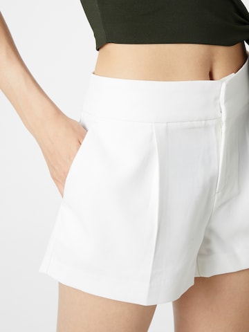 Gina Tricot - Regular Calças com pregas 'Tammie' em branco