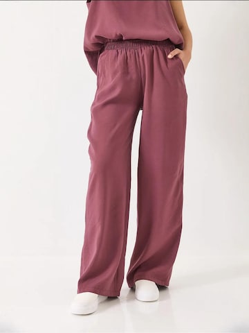 Completo pantalone di Bianco Lucci in lilla