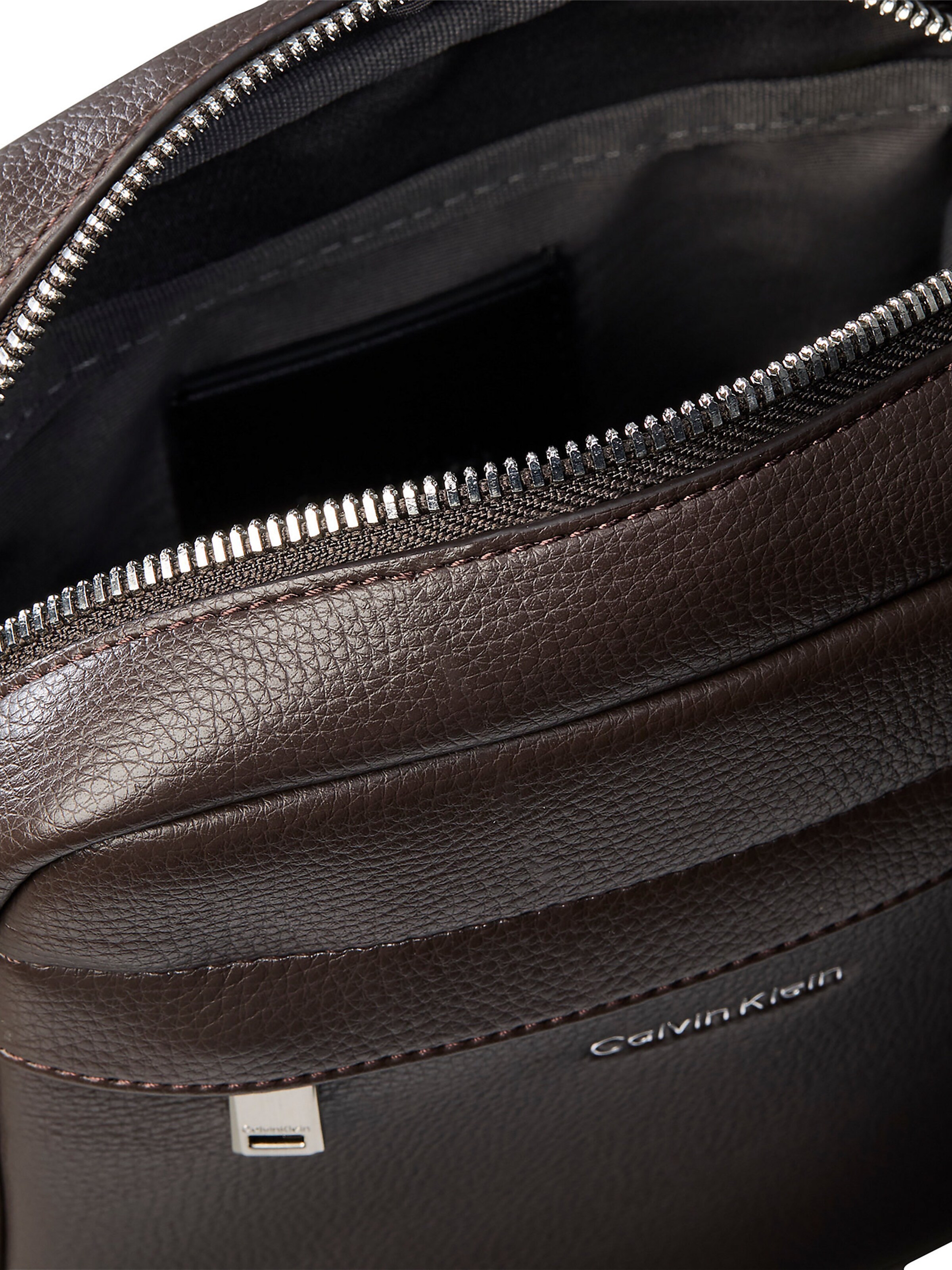 Calvin Klein Regular Schoudertas in Bruin