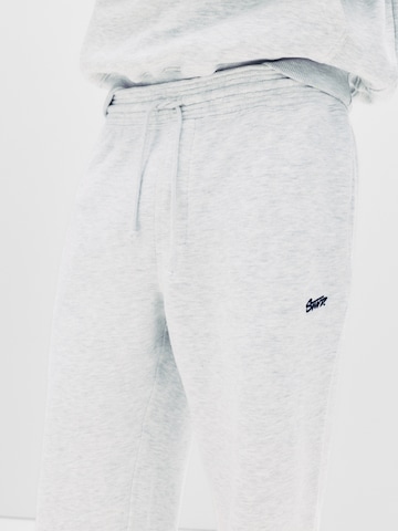 Pull&BearTapered Hlače 'STWD' - siva boja