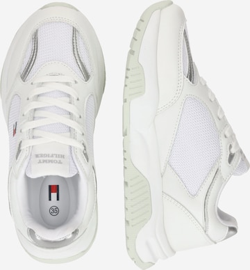 Sneaker de la TOMMY HILFIGER pe alb