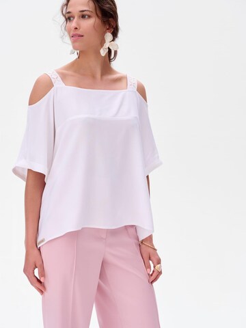 Blue Shadow Bluse‌‌‌‌‌‌‌‌ in Beige: Vorderseite
