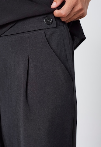 Wide leg Pantaloni con pieghe 'VIKSA' di SISTERS POINT in nero