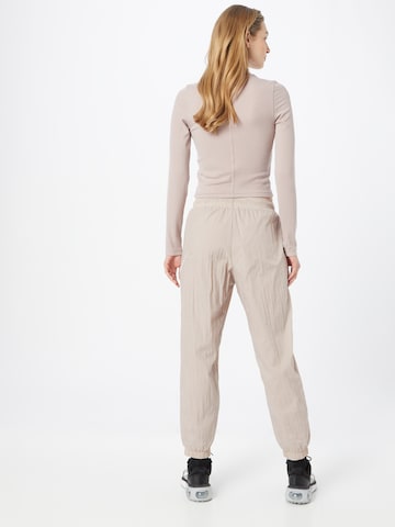 Tapered Pantaloni 'Essential' di Nike Sportswear in grigio