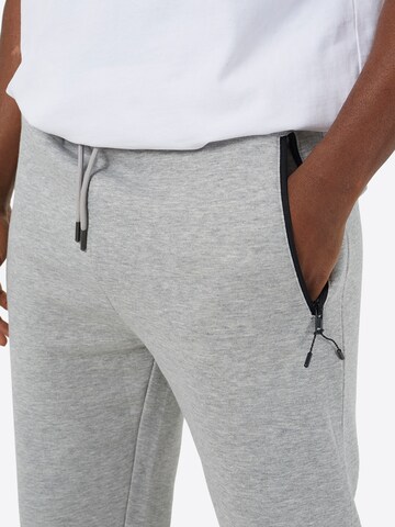 Tapered Pantaloni di BRAVE SOUL in grigio