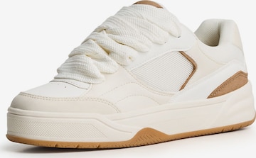 Bershka Matalavartiset tennarit värissä valkoinen: etupuoli