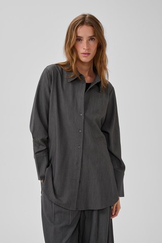 My Essential Wardrobe Blouse in Grey: front