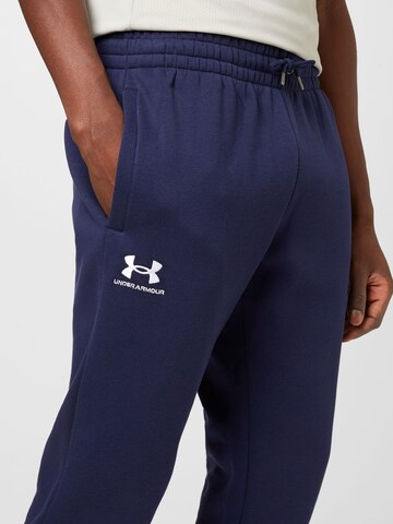 UNDER ARMOUR Zwężany krój Spodnie sportowe 'Essential' w kolorze niebieski