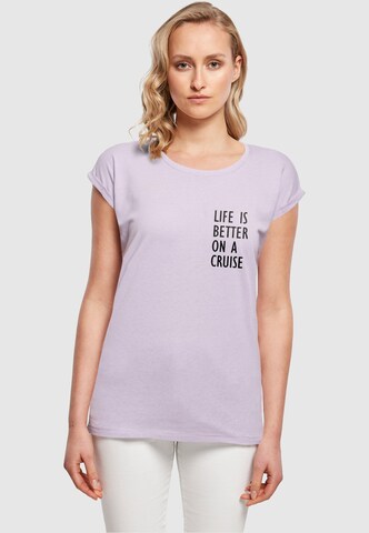 Merchcode T-Shirt 'Life Is Better' in Lila: predná strana