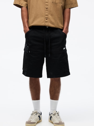 Pull&Bear Ohlapna forma Kargo hlače | črna barva: sprednja stran