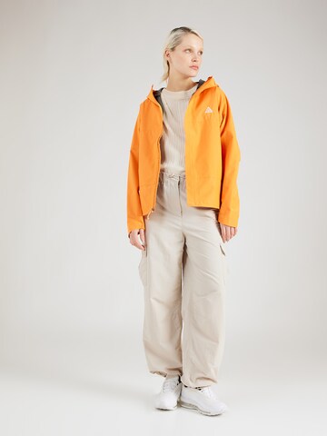 Nike Sportswear - Chaqueta de entretiempo 'CASCDE RAIN' en naranja
