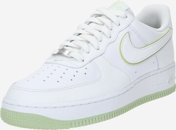 Baskets basses 'Air Force 1 07' Nike Sportswear en blanc : devant