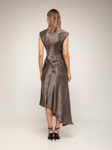 Abito da cocktail 'vestido midi con textura de seda cuello barco y largo asimétrico (Brown)' di Tantra in marrone