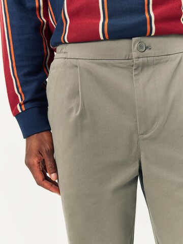 Next Normální Chino kalhoty – šedá