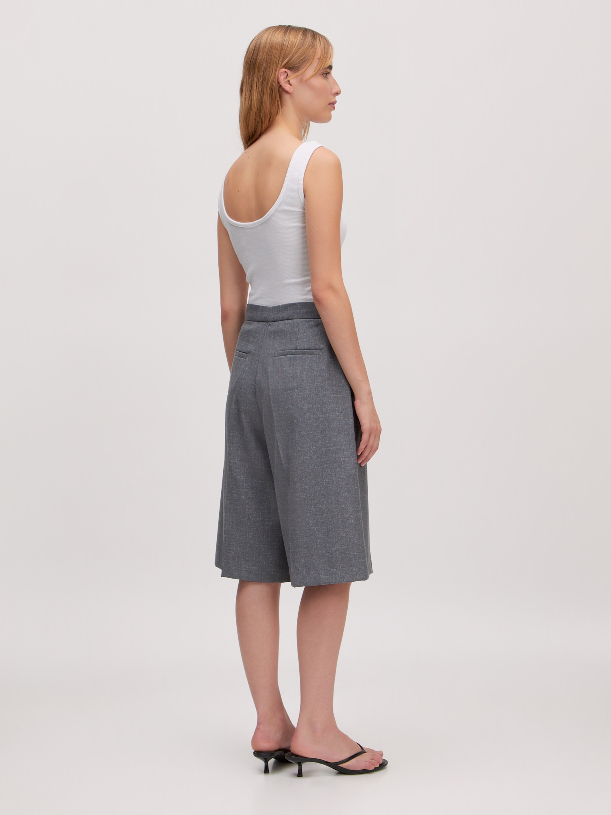 EDITED Produkte Shorts 'Yessica' grau