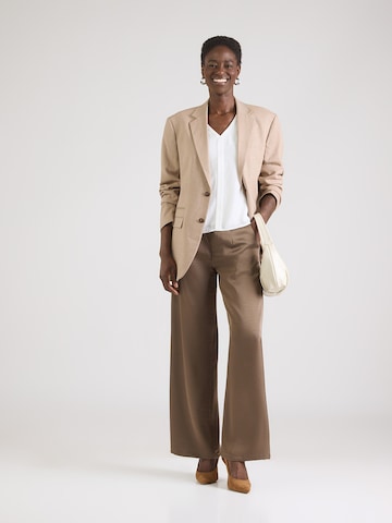 Tricou de la COMMA pe alb